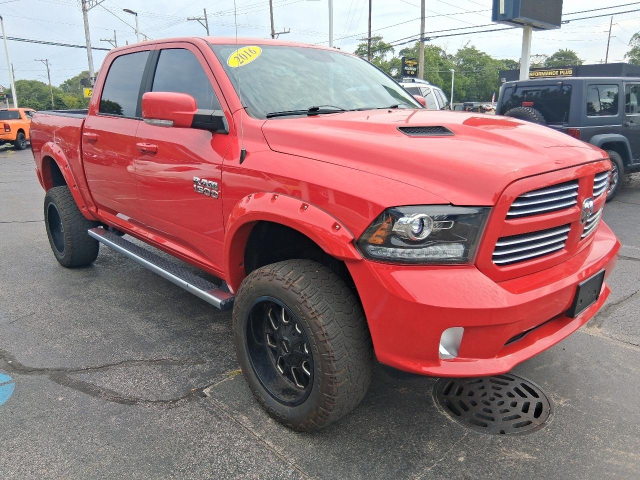 RAM 1500 4WD Crew Cab 140.5" Sport 2016