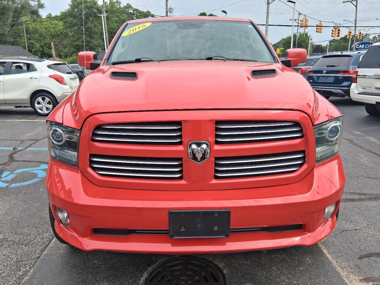 RAM 1500 4WD Crew Cab 140.5" Sport 2016