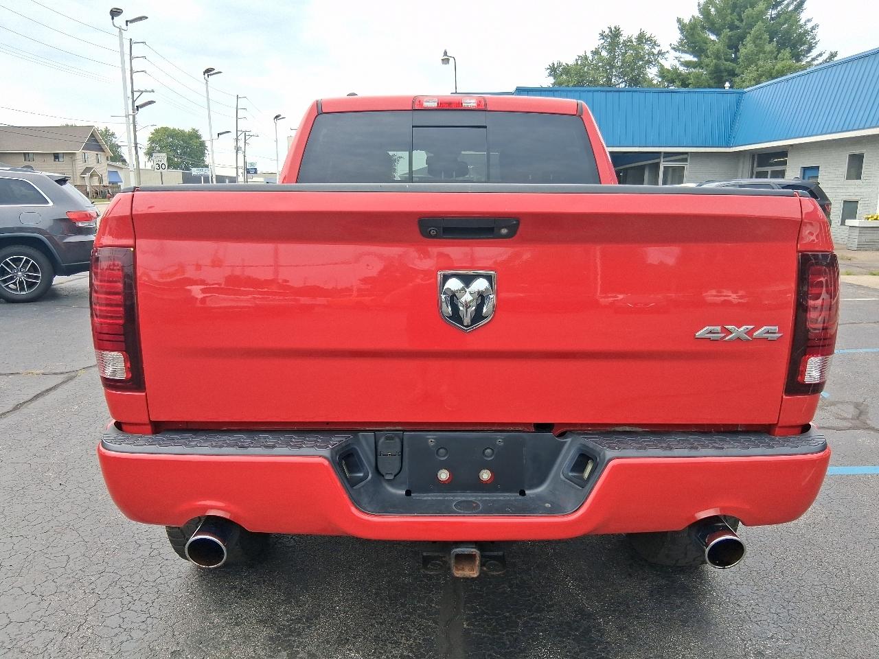 RAM 1500 4WD Crew Cab 140.5" Sport 2016