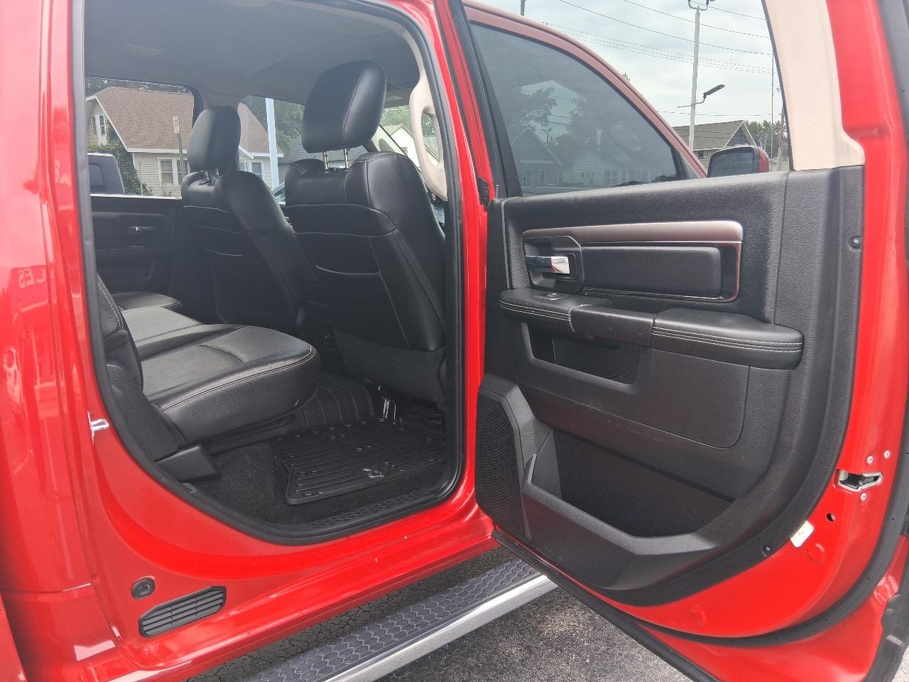 RAM 1500 4WD Crew Cab 140.5" Sport 2016