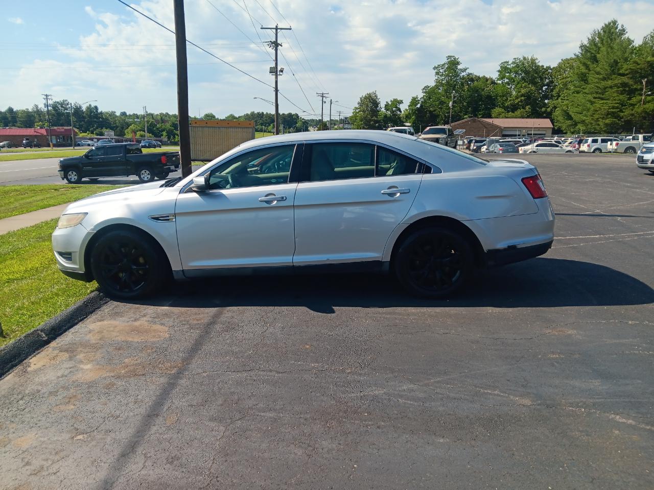 Ford Taurus 4dr Sdn SEL FWD 2010