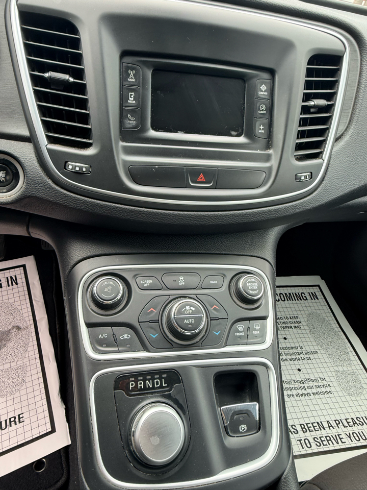 Chrysler 200 4dr Sdn Limited FWD 2015 Chrysler 200 4dr Sdn Limited FWD 2015