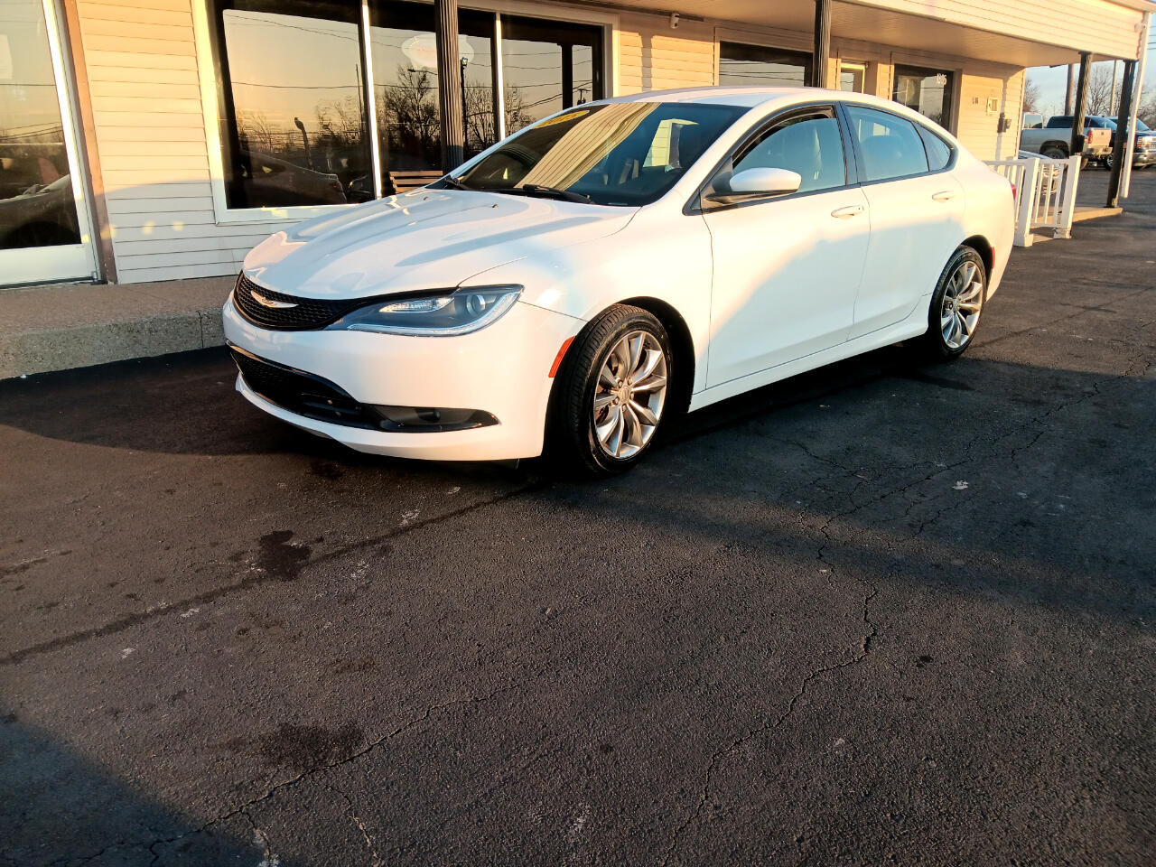 2015 Chrysler 200 4dr Sdn S FWD