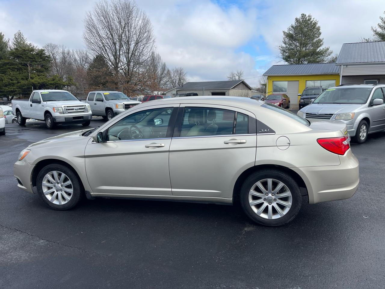 Chrysler 200 4dr Sdn Touring 2013
