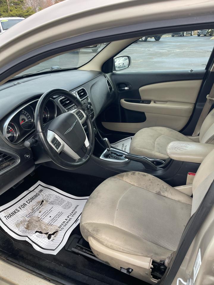 Chrysler 200 4dr Sdn Touring 2013