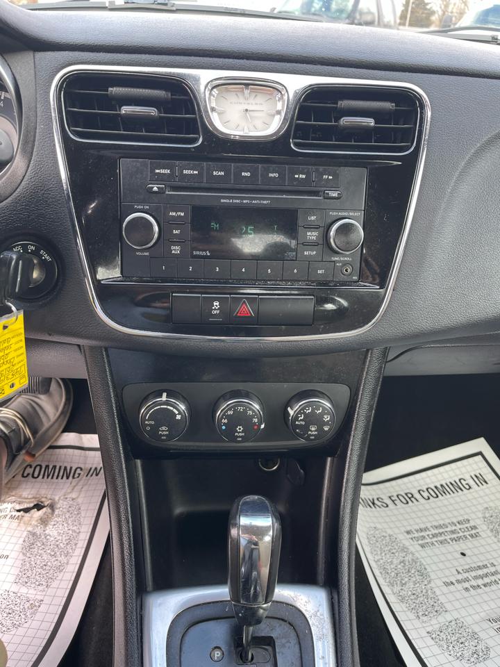 Chrysler 200 4dr Sdn Touring 2013