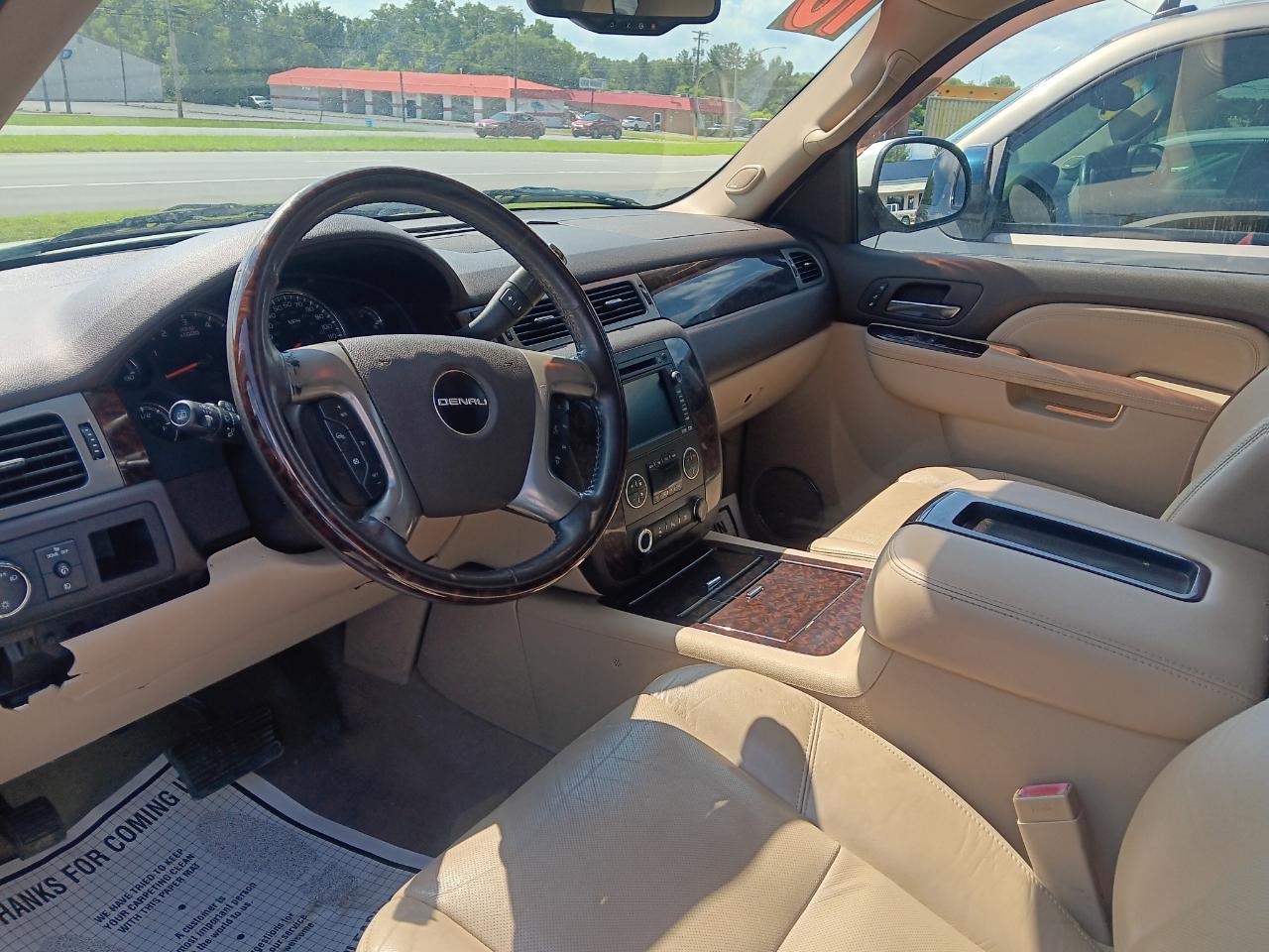 GMC Yukon AWD 4dr 1500 Denali 2010
