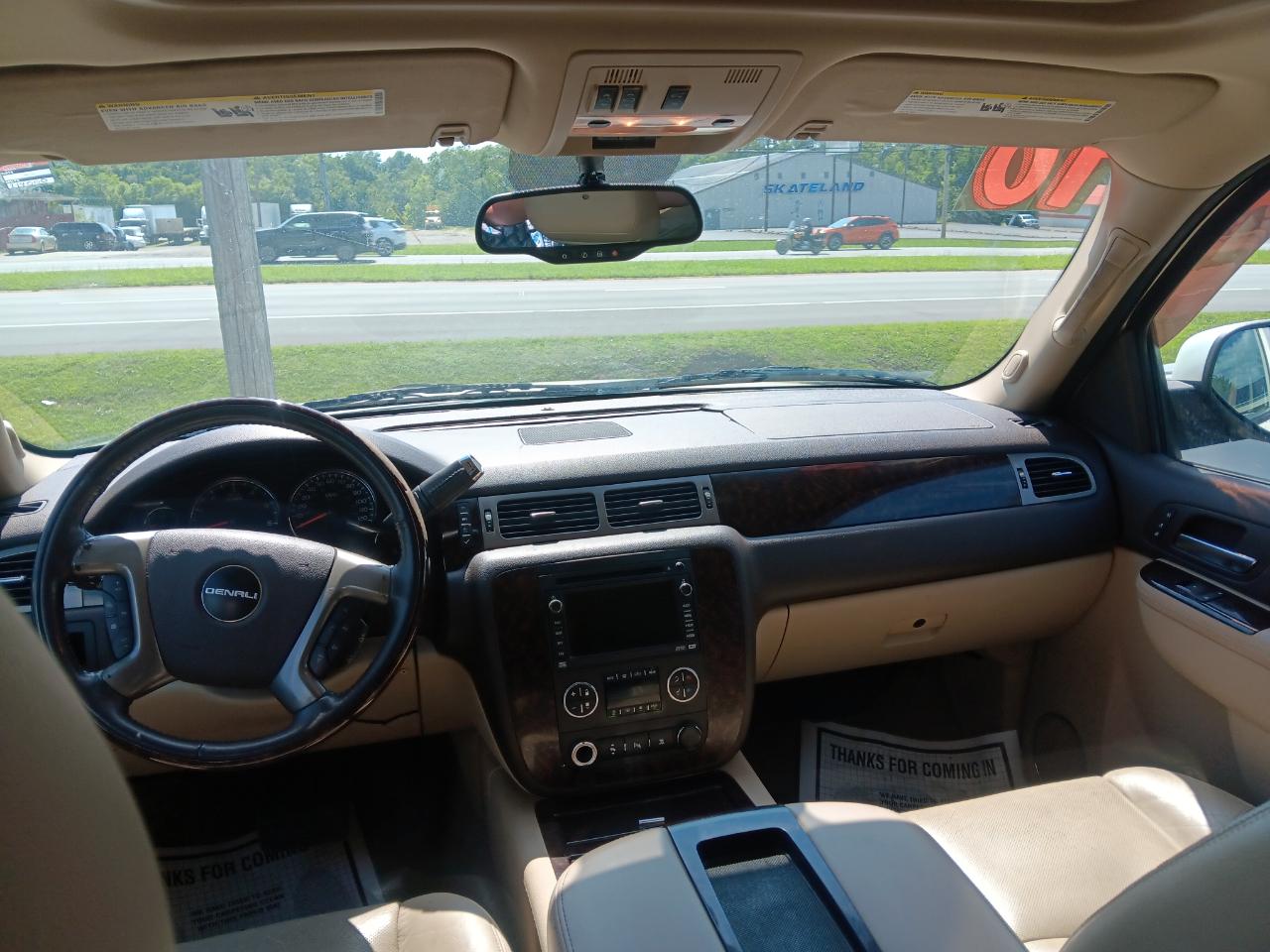 GMC Yukon AWD 4dr 1500 Denali 2010