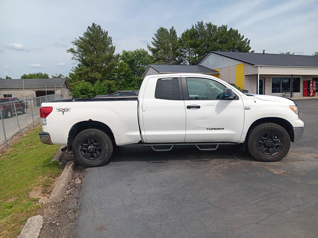 Toyota Tundra 4WD Truck Dbl 4.6L V8 6-Spd AT (Natl) 2010