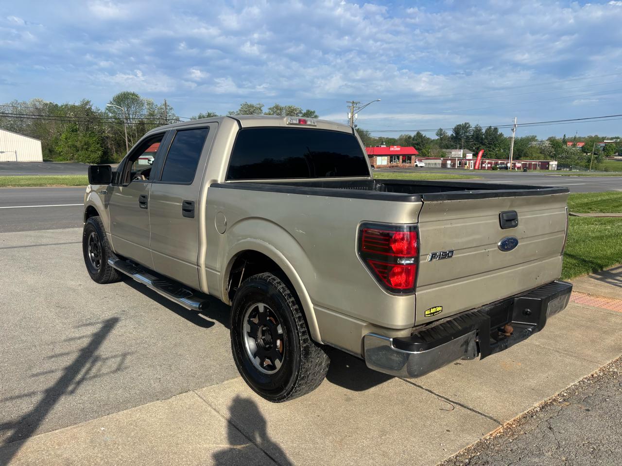 Ford F-150 2WD SuperCrew 145" XL 2010