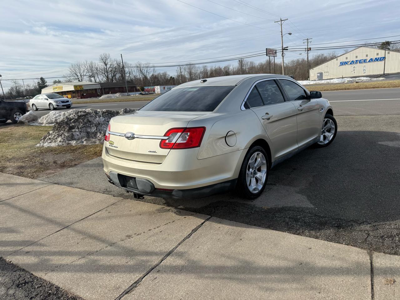 Ford Taurus 4dr Sdn SEL FWD 2010