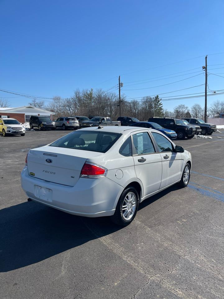 Ford Focus 4dr Sdn SE 2010
