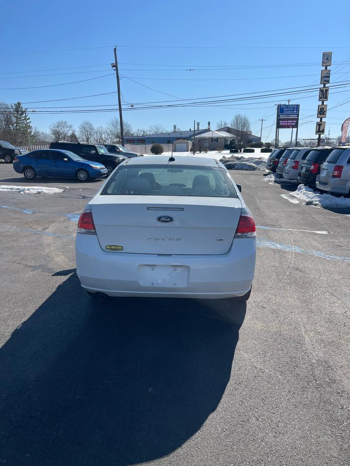 Ford Focus 4dr Sdn SE 2010