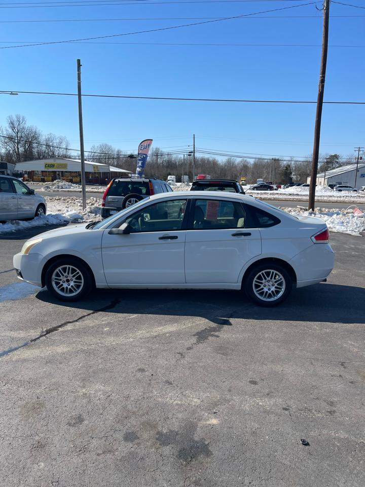 Ford Focus 4dr Sdn SE 2010