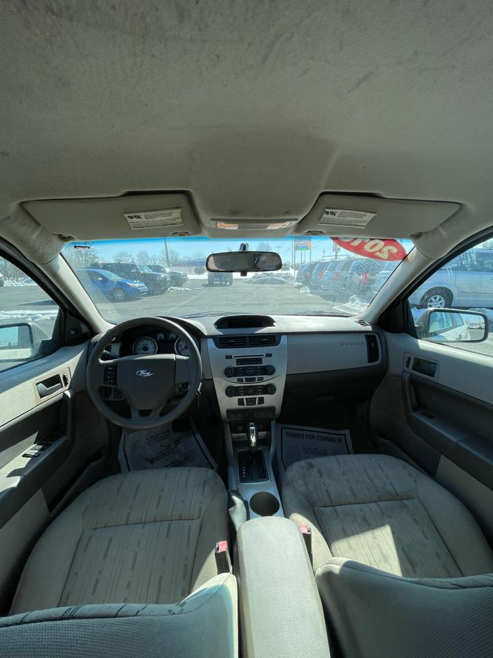 Ford Focus 4dr Sdn SE 2010