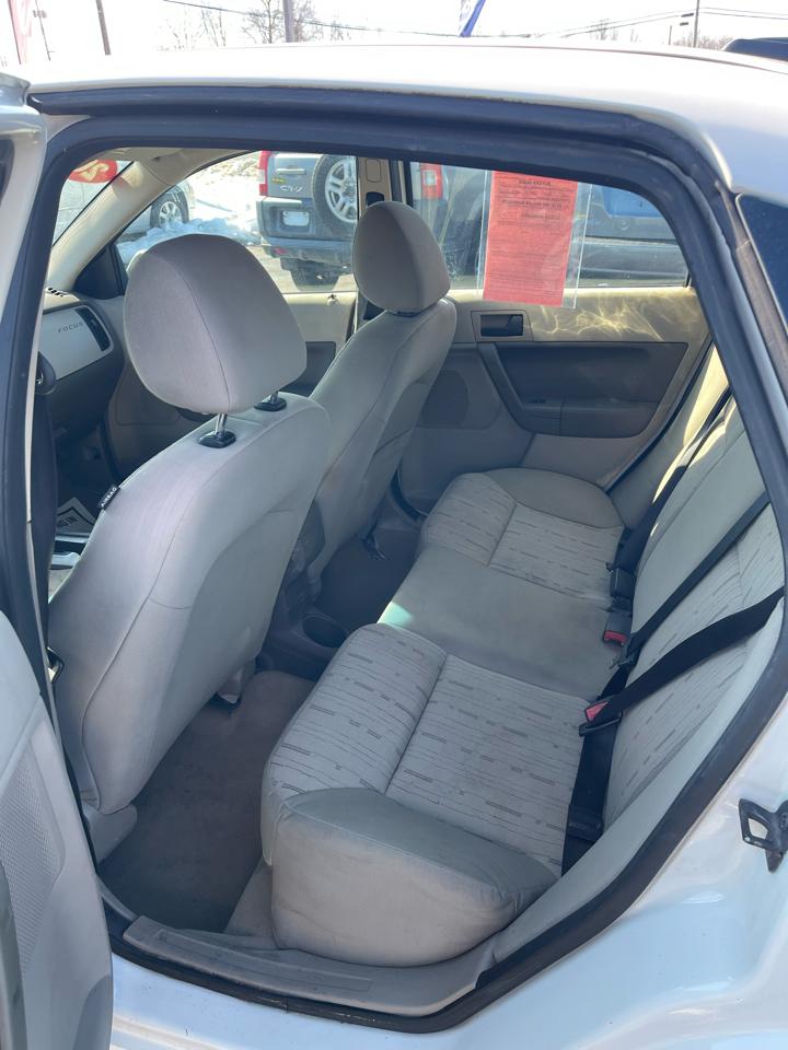 Ford Focus 4dr Sdn SE 2010