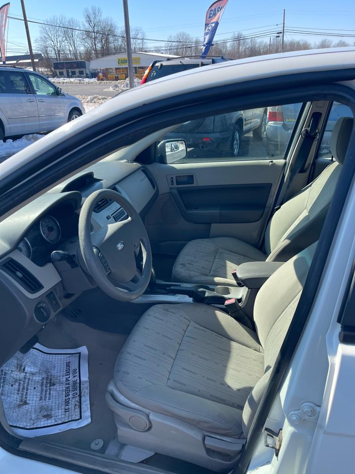 Ford Focus 4dr Sdn SE 2010