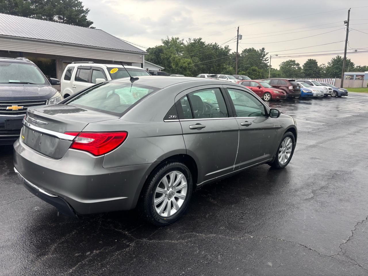 Chrysler 200 4dr Sdn Touring 2011