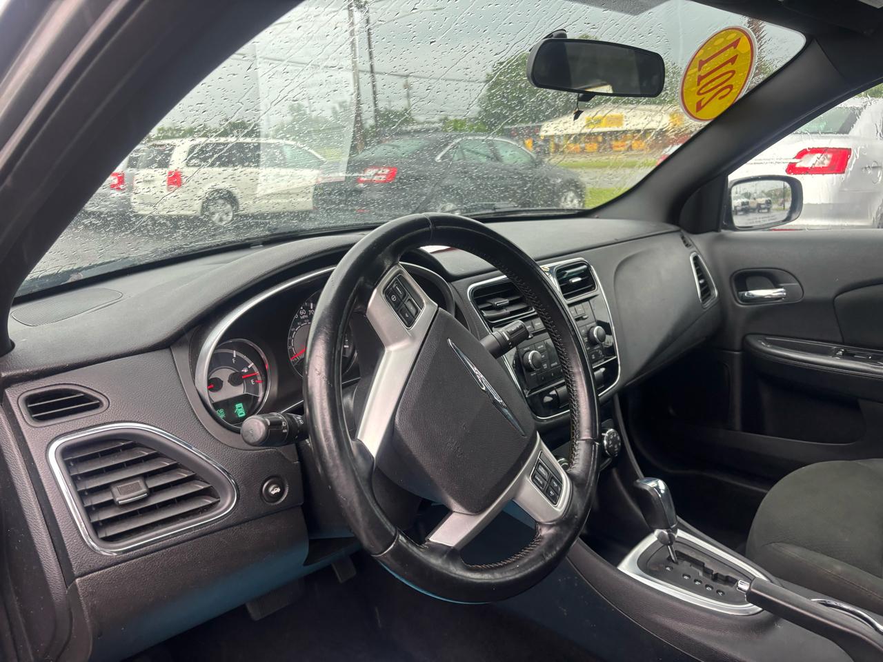 Chrysler 200 4dr Sdn Touring 2011