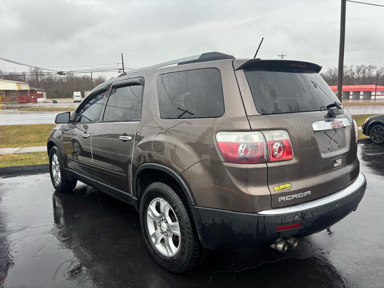 GMC Acadia FWD 4dr SLE 2011