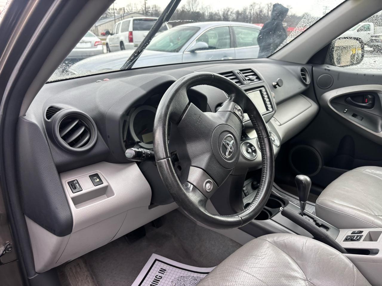 Toyota RAV4 4WD 4dr V6 5-Spd AT Ltd (Natl) 2011