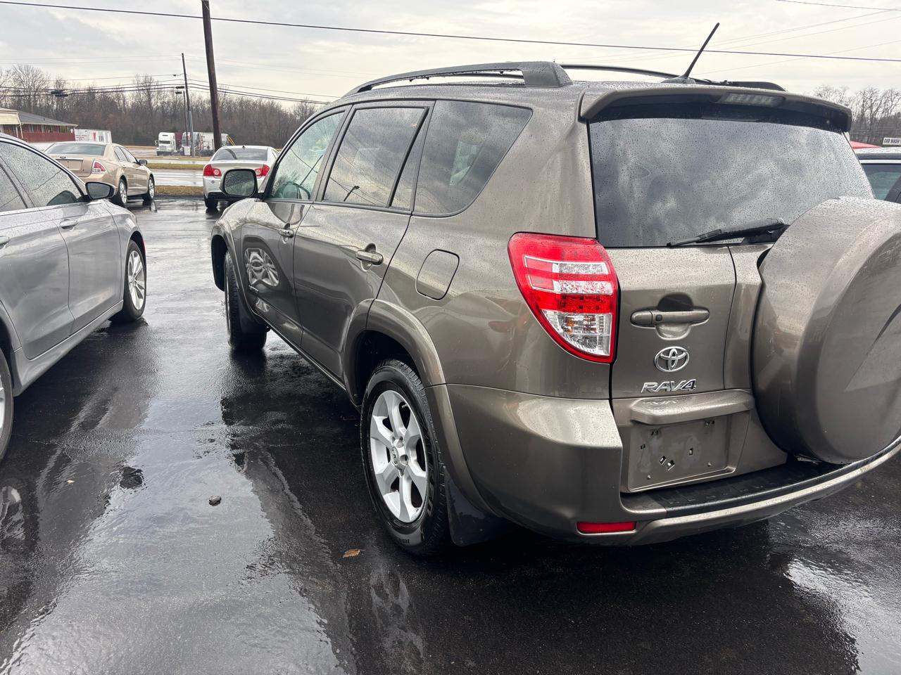 Toyota RAV4 4WD 4dr V6 5-Spd AT Ltd (Natl) 2011