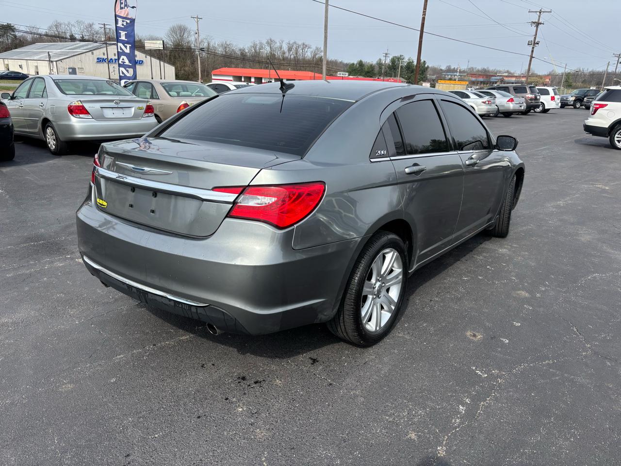 Chrysler 200 4dr Sdn Touring 2011