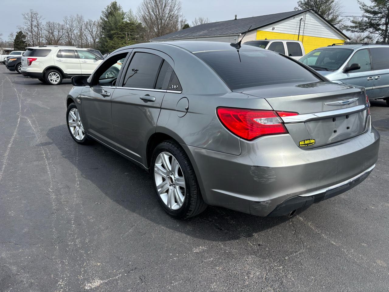 Chrysler 200 4dr Sdn Touring 2011