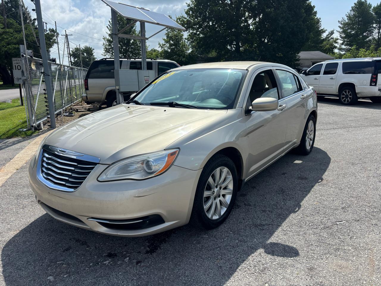 Chrysler 200 4dr Sdn Touring 2013