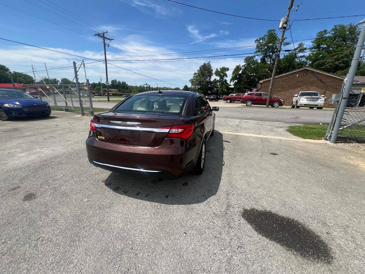 Chrysler 200 4dr Sdn Touring 2012