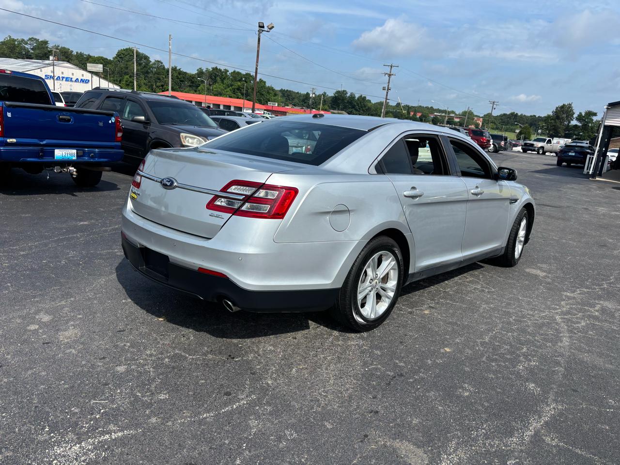 Ford Taurus 4dr Sdn SEL FWD 2013