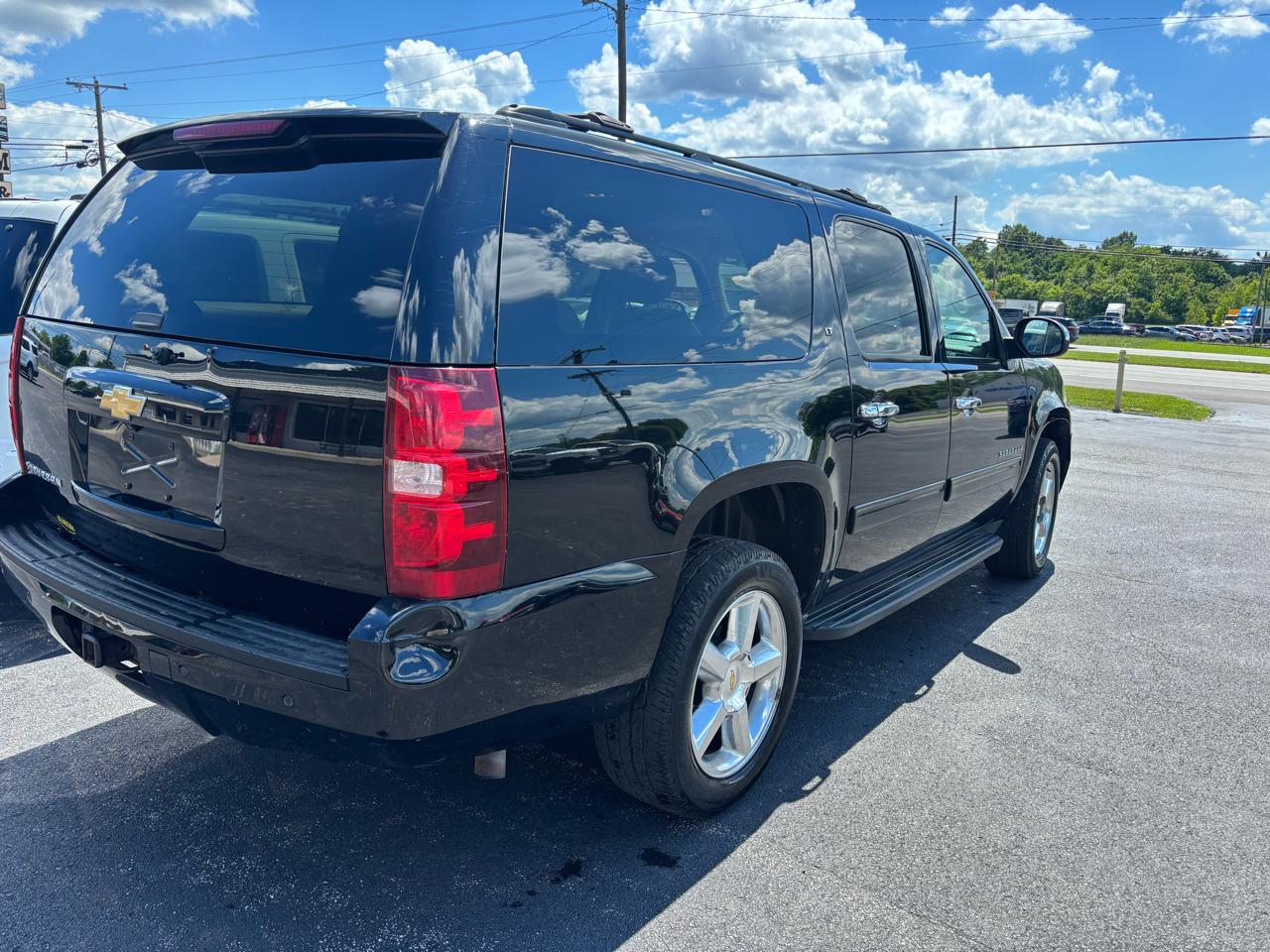 Chevrolet Suburban 4WD 4dr 1500 LT 2013