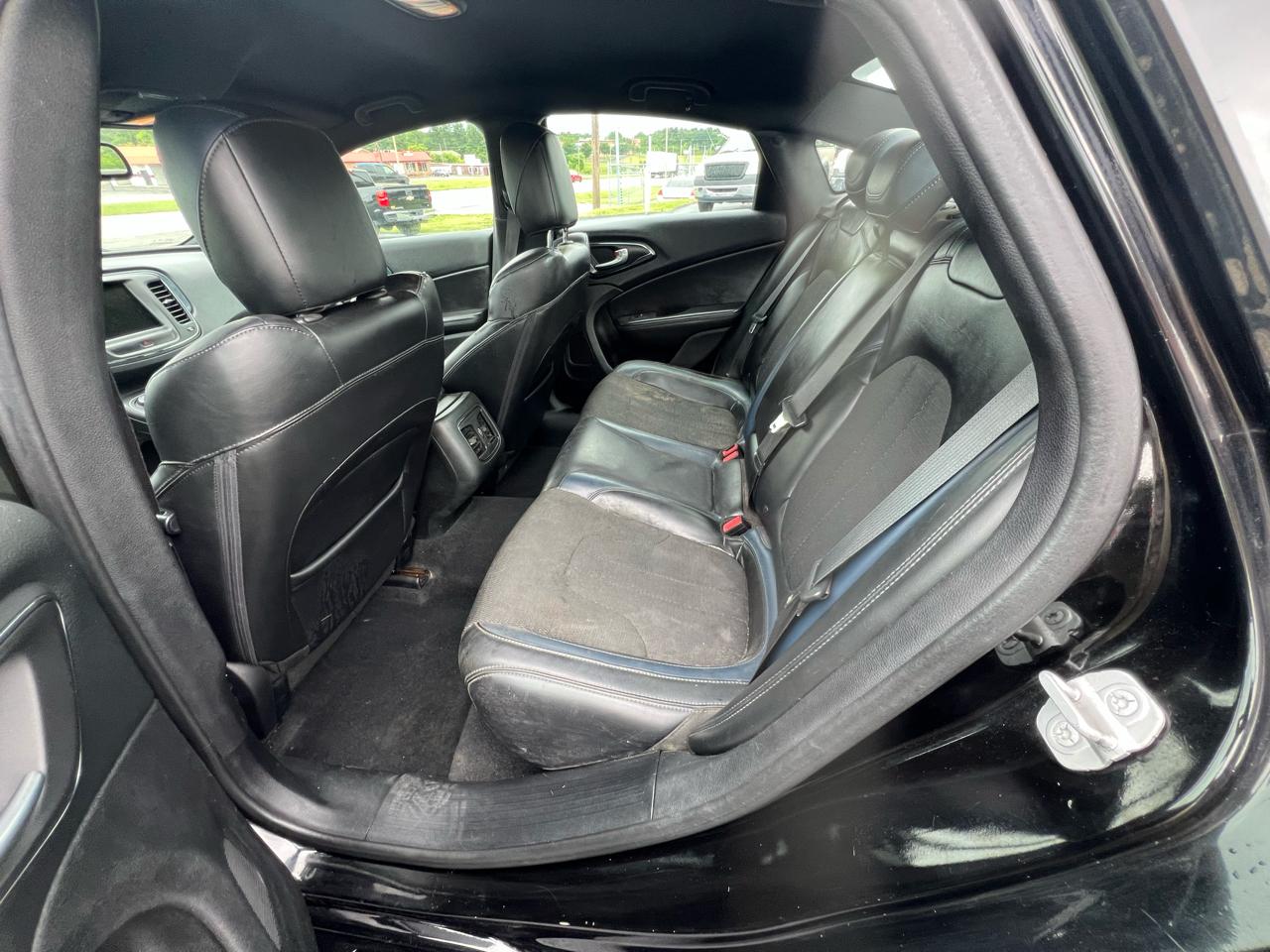 Chrysler 200 4dr Sdn S AWD 2015