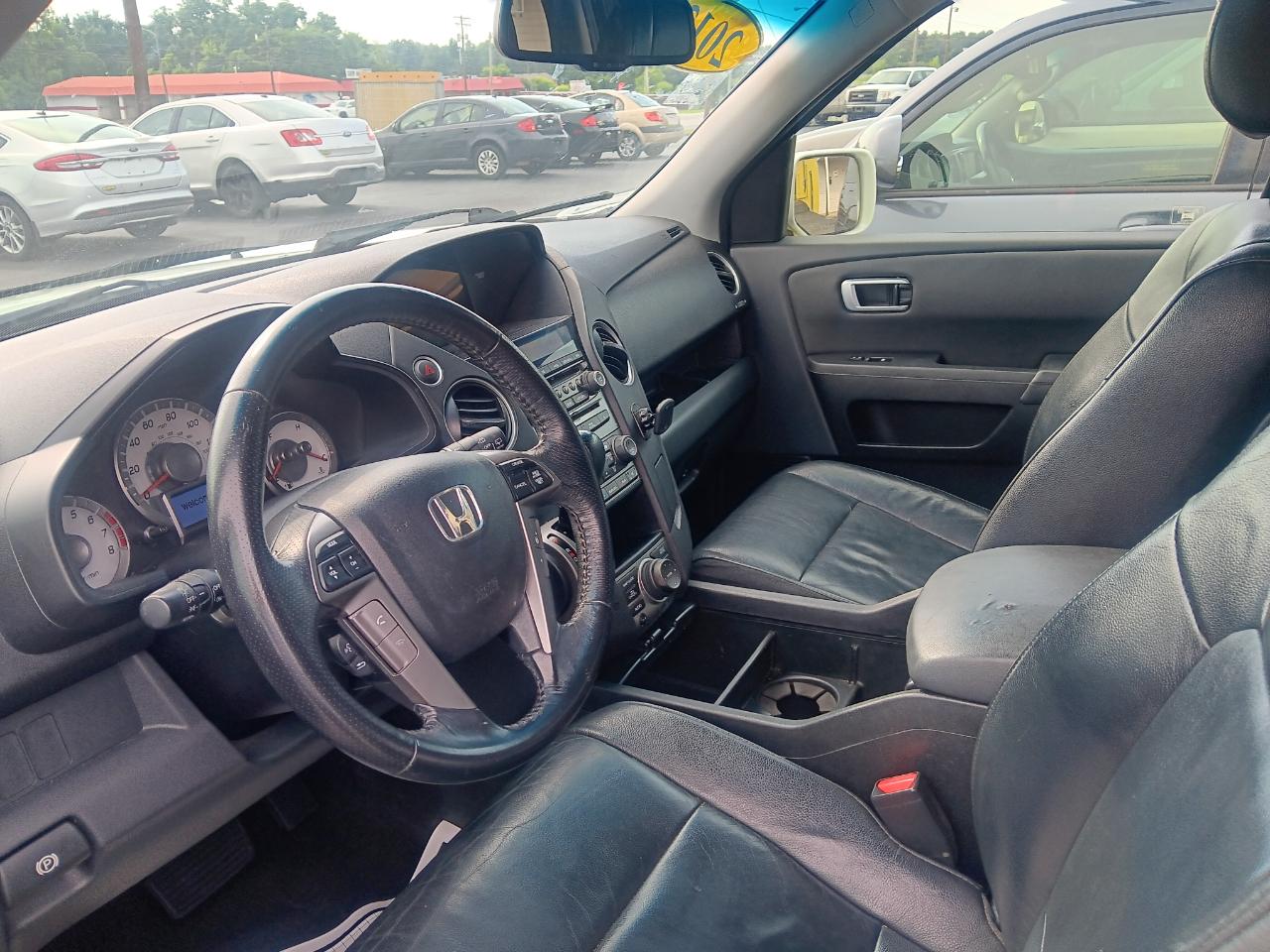 Honda Pilot 2WD 4dr Touring w/RES & Navi 2012