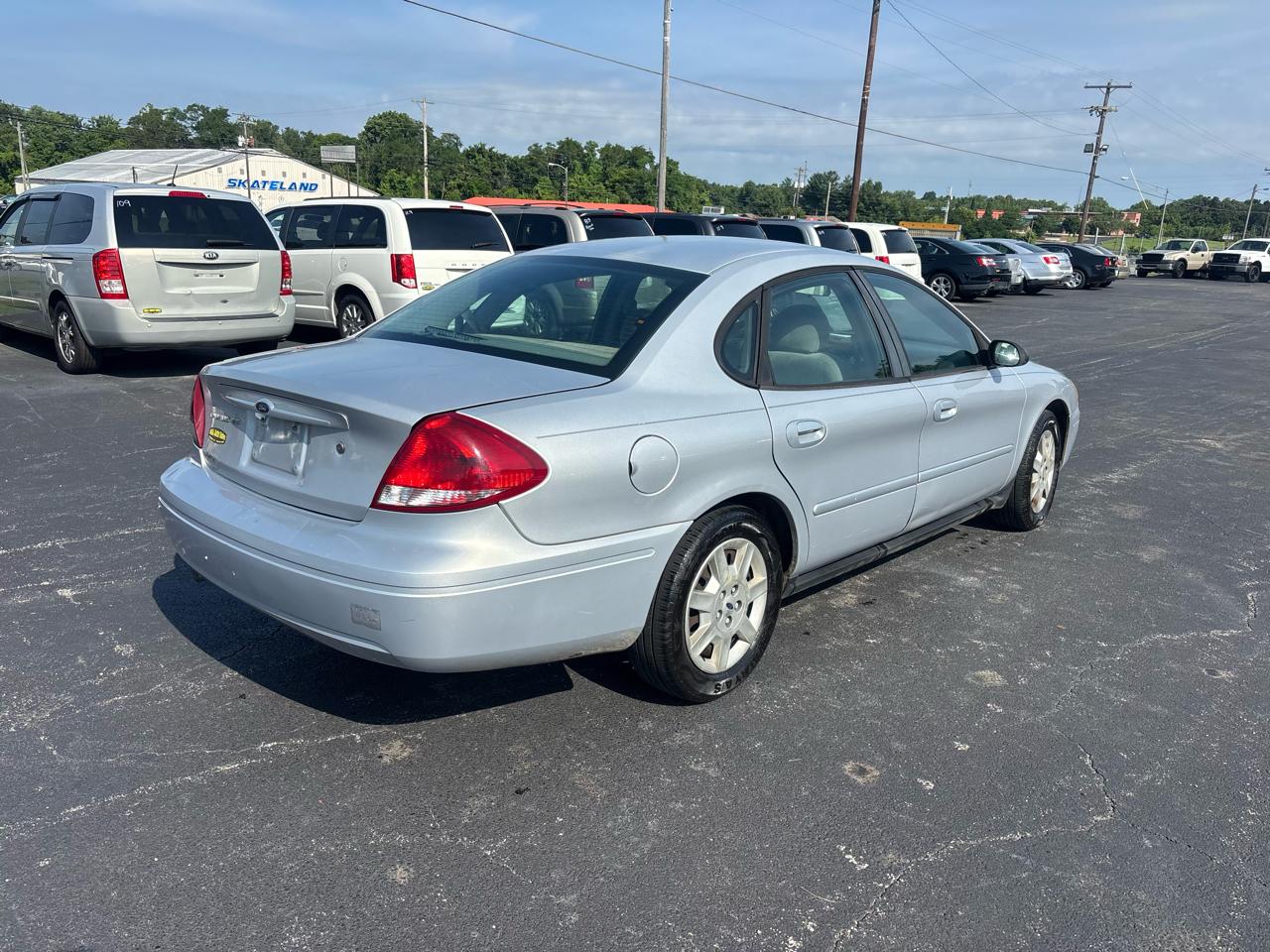 Ford Taurus 4dr Sdn SE 2005