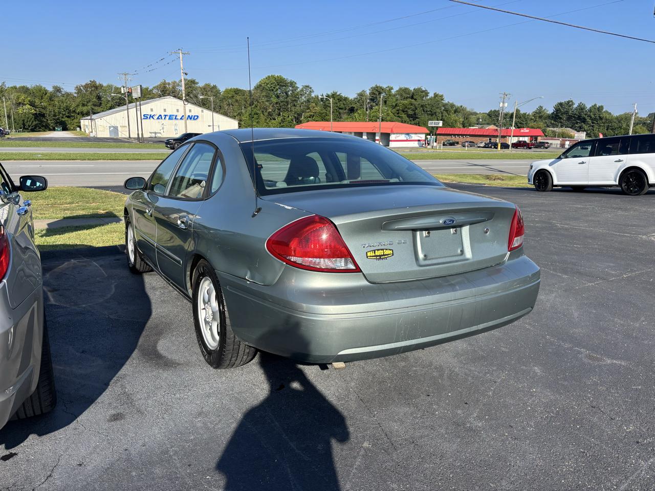 Ford Taurus 4dr Sdn SE 2006