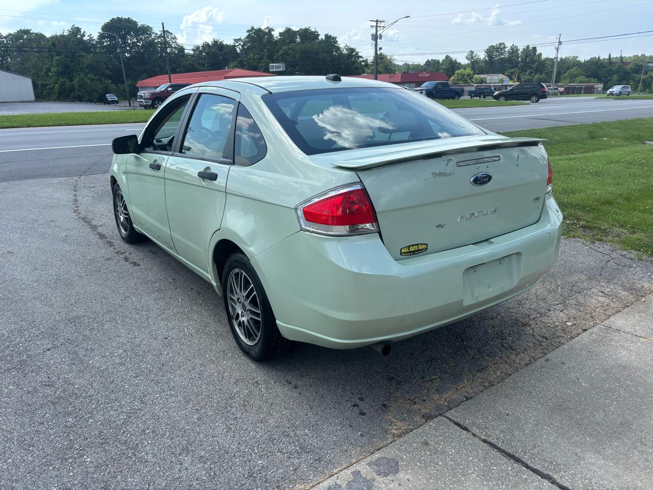 Ford Focus 4dr Sdn SE 2010