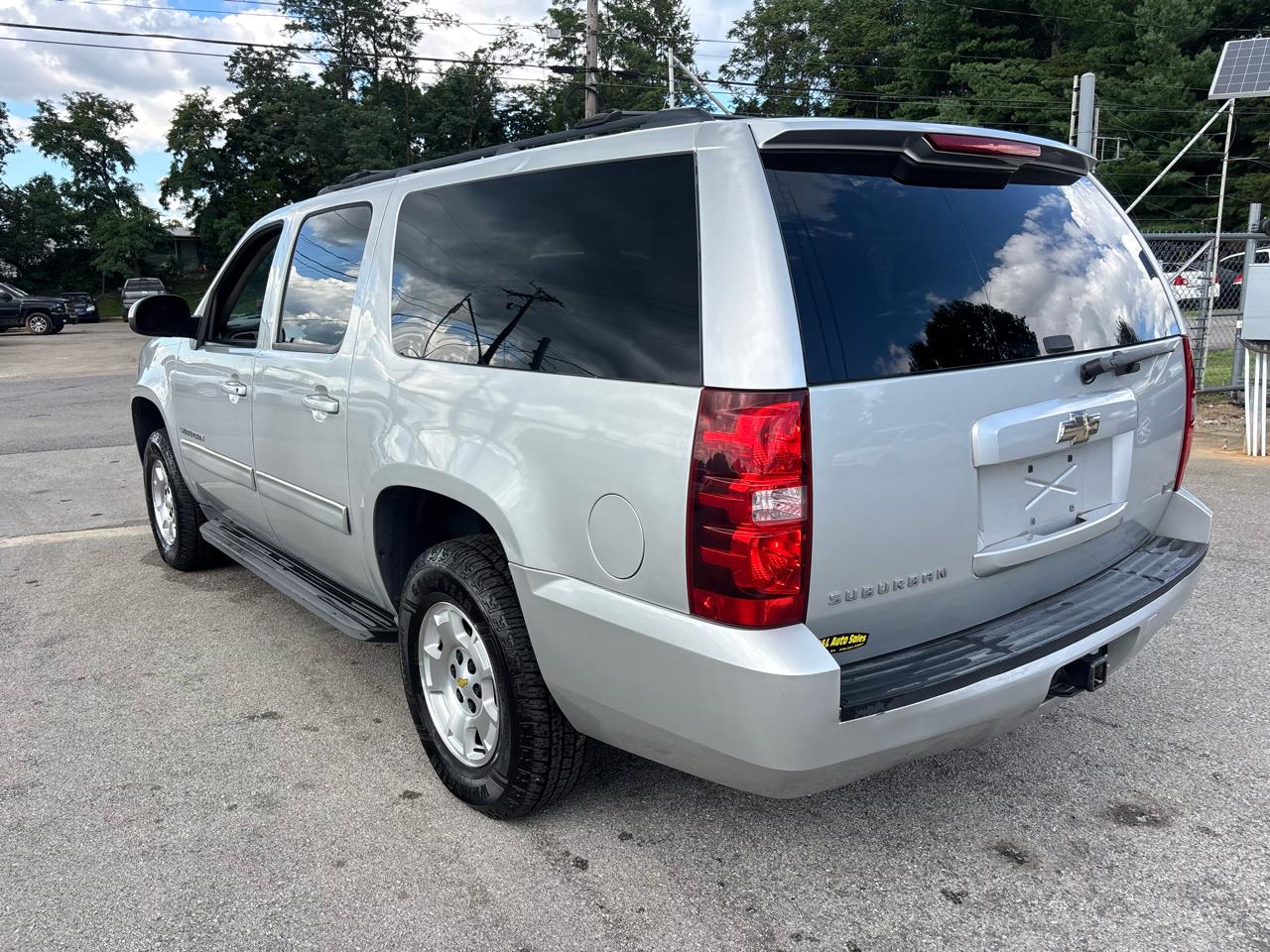 Chevrolet Suburban 2WD 4dr 1500 LS 2011