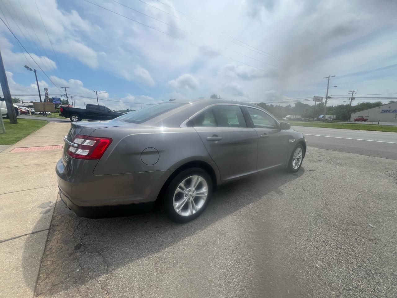Ford Taurus 4dr Sdn SEL FWD 2013