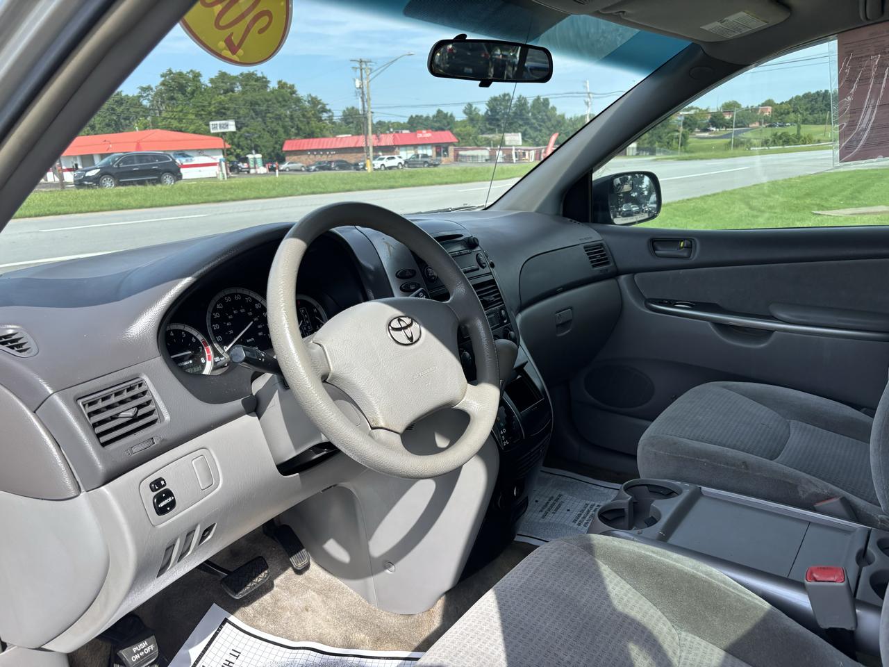 Toyota Sienna 5dr 7-Passenger Van CE FWD (Natl) 2007