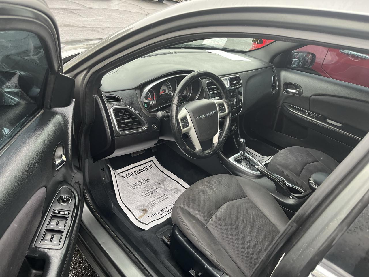 Chrysler 200 4dr Sdn Touring 2013