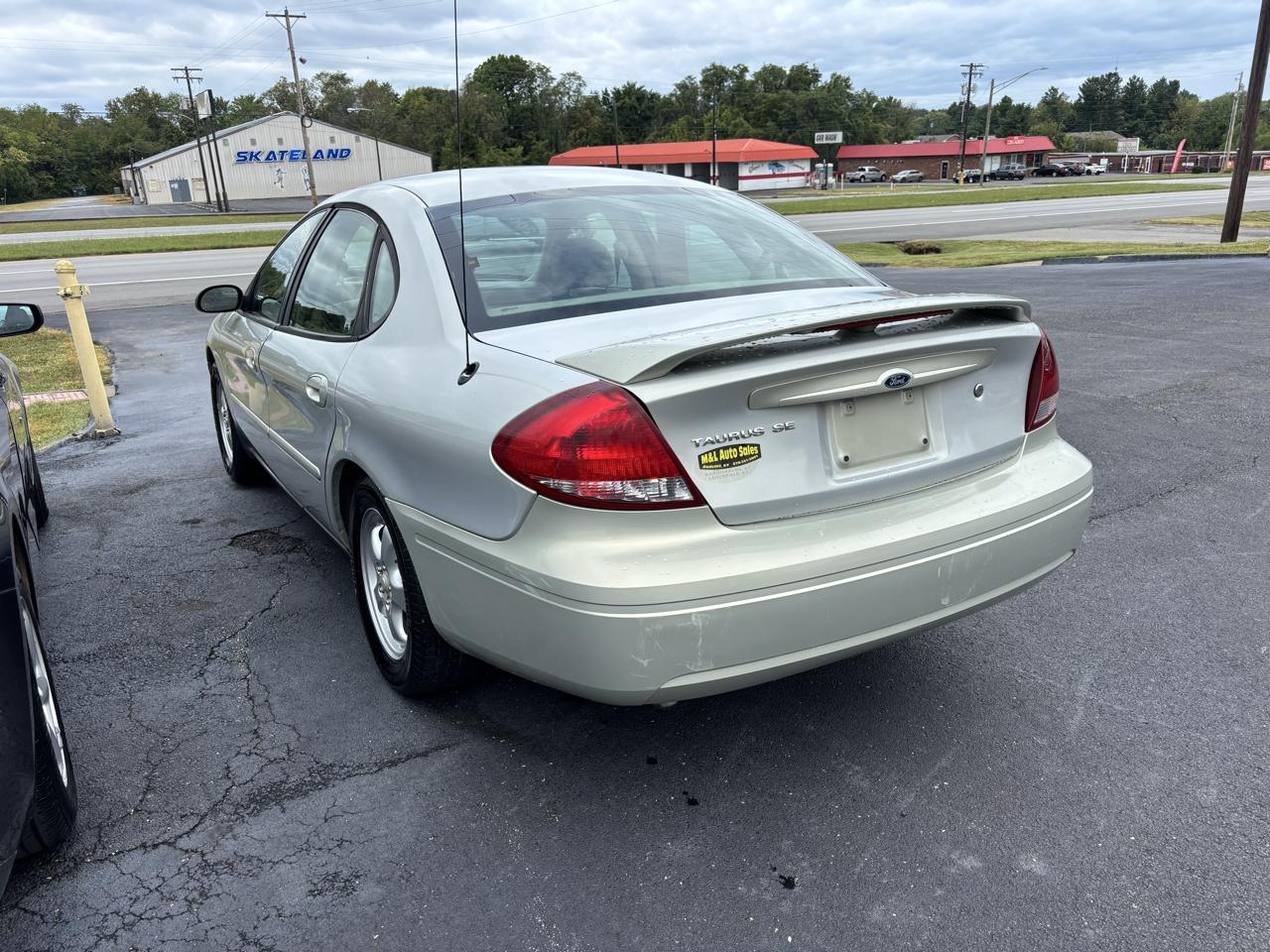 Ford Taurus 4dr Sdn SE 2007
