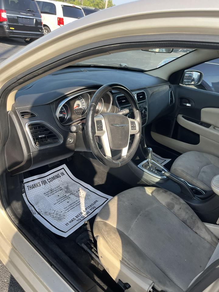 Chrysler 200 4dr Sdn Touring 2013