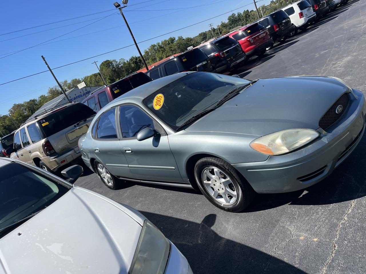 Ford Taurus 4dr Sdn SEL 2005