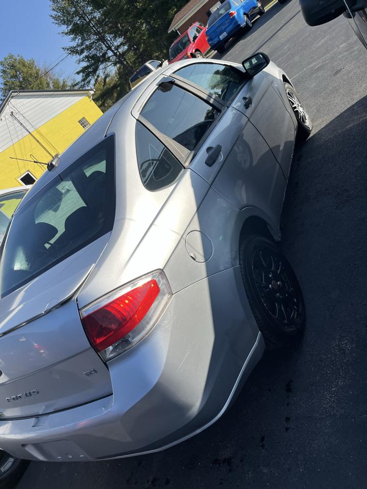 Ford Focus 4dr Sdn SE 2010