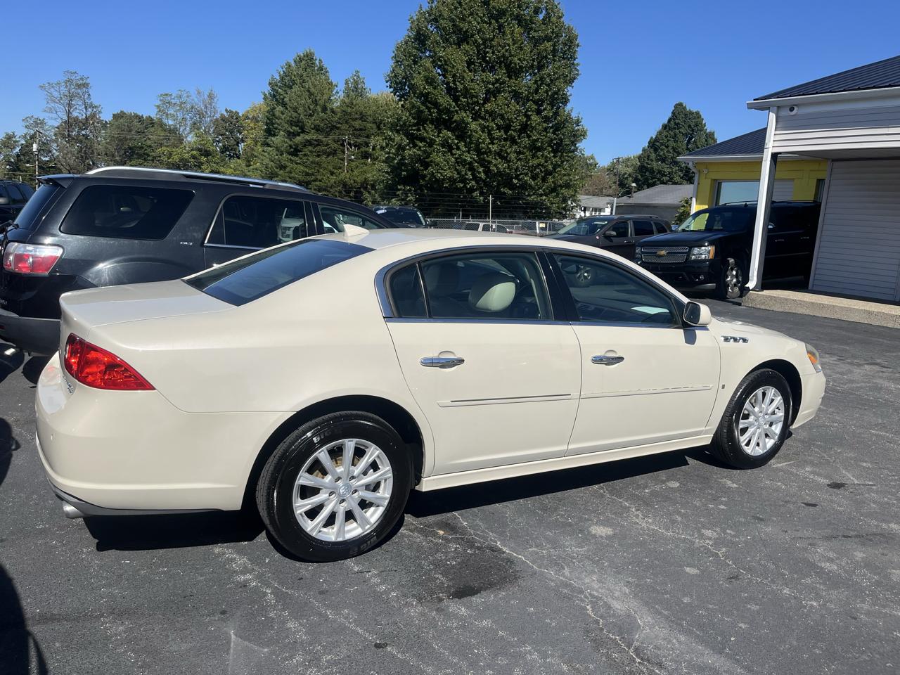 Buick Lucerne 4dr Sdn CXL 2010