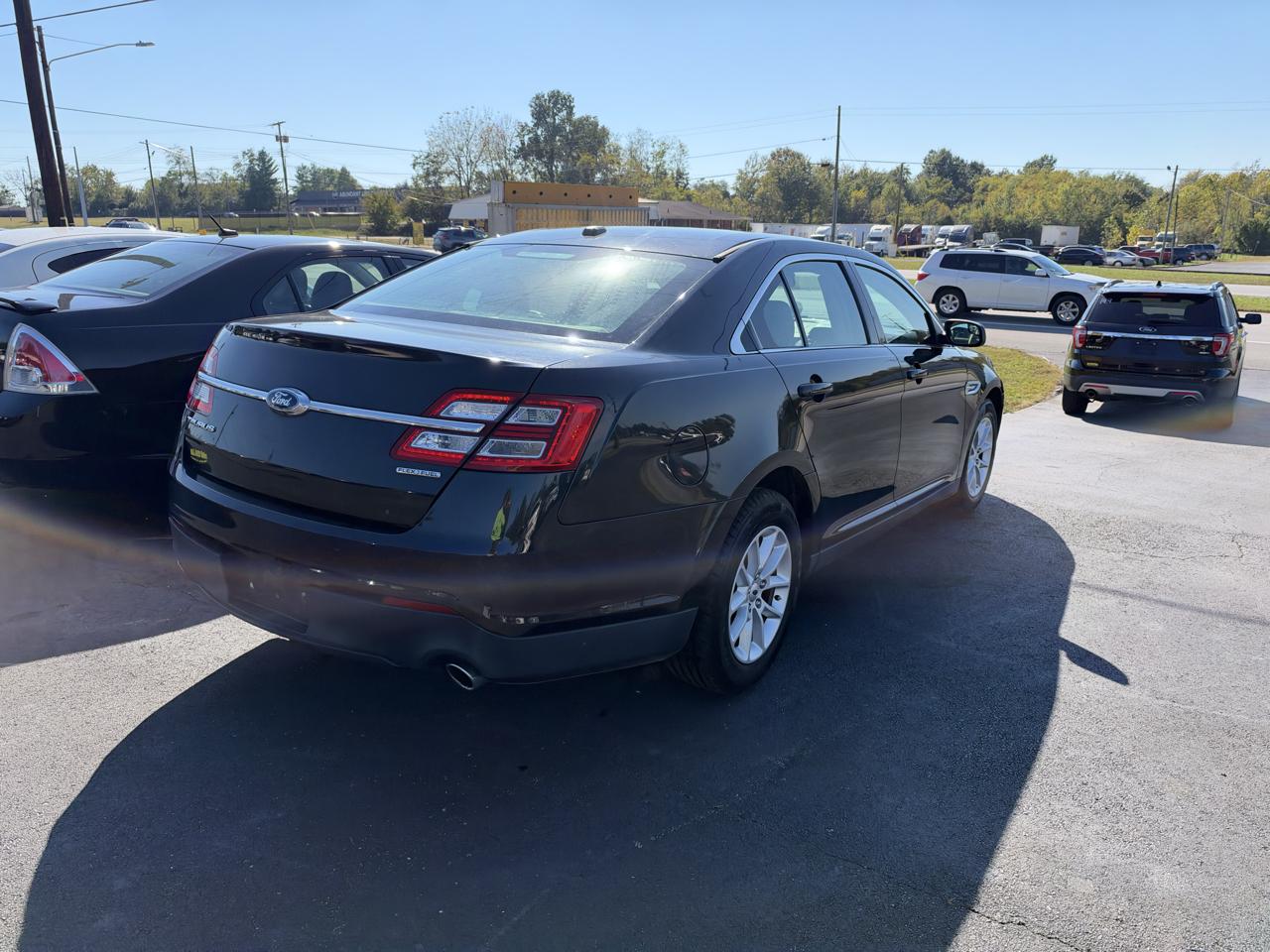 Ford Taurus 4dr Sdn SE FWD 2015
