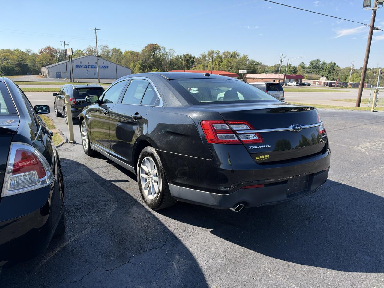 Ford Taurus 4dr Sdn SE FWD 2015