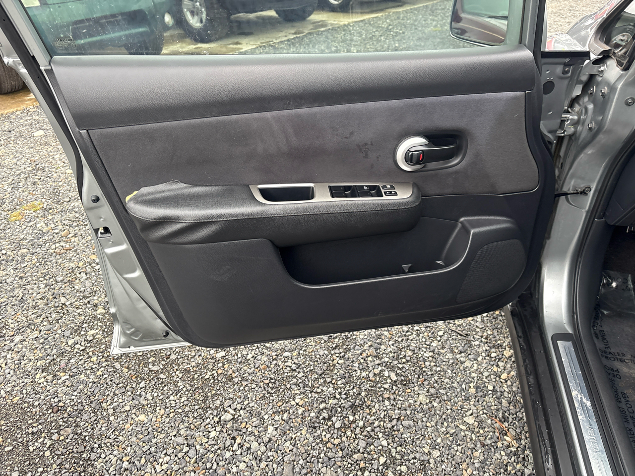 Nissan Versa 1.8 S Hatchback 2009