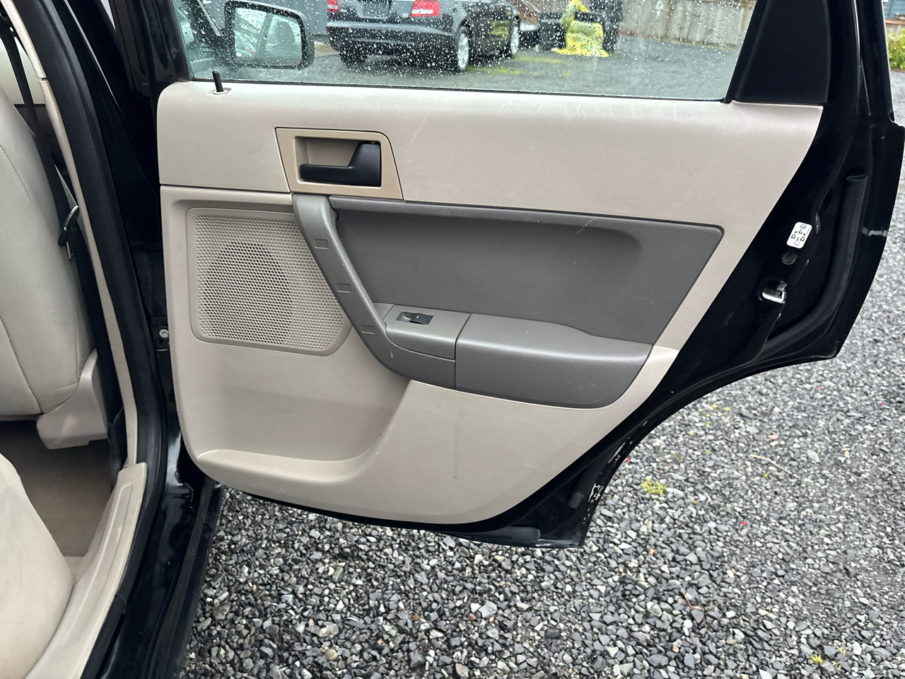 Ford Focus SE Sedan 2011